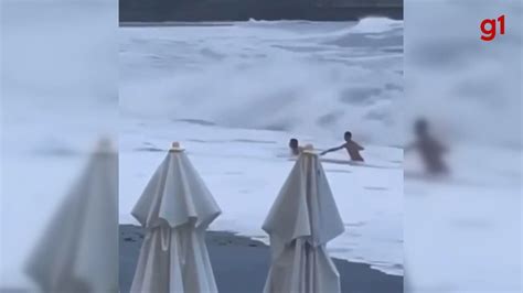 casaldapraiagrande|VÍDEO: Casal é arrastado pelo mar enquanto caminhava em .